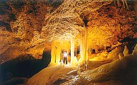 Ледяные колонны в пещере Ломоносовская, фото Ю. Николаева